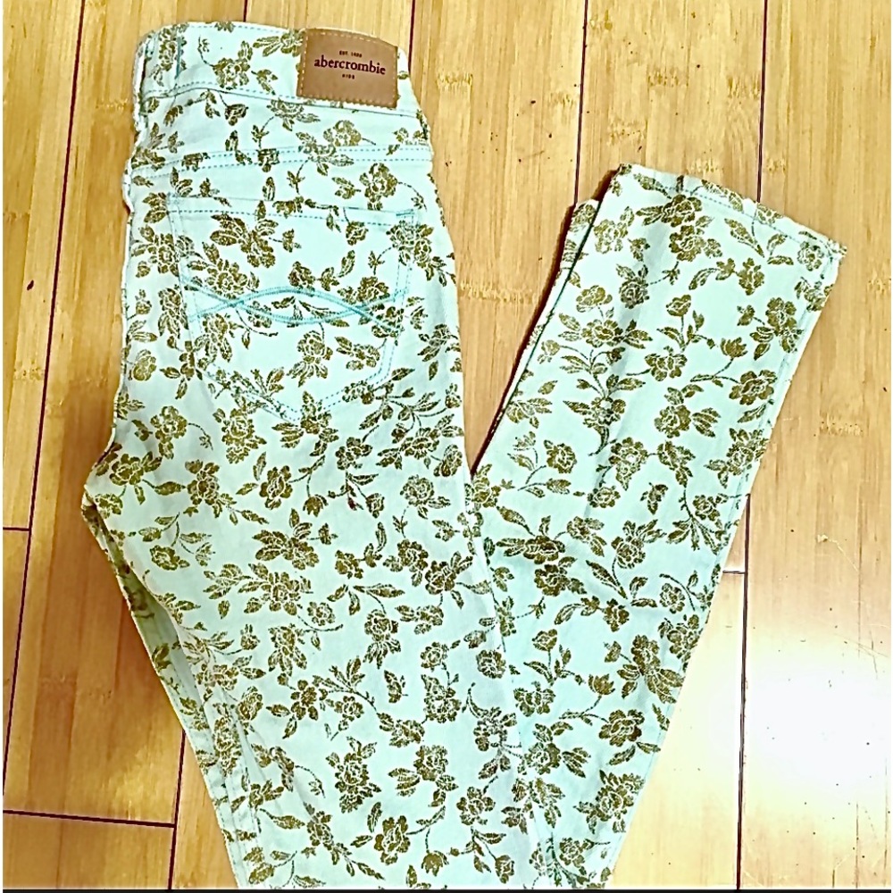 NWOT Abercrombie Girls Jeans.